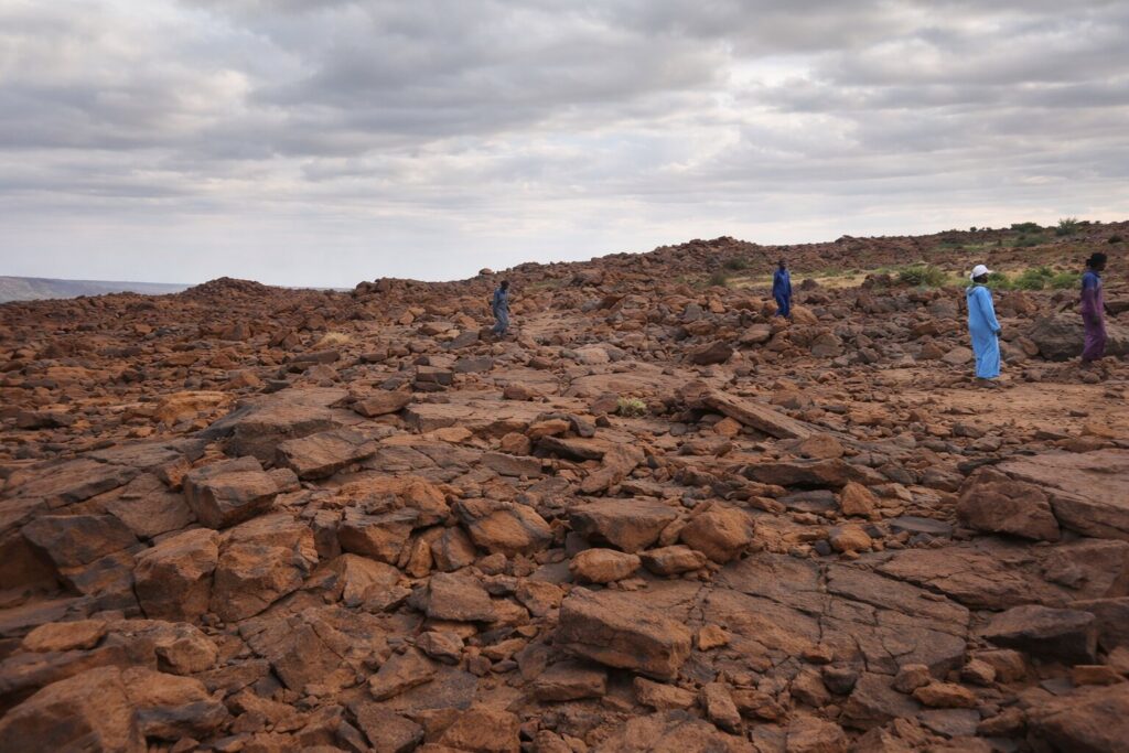 quatre personnes sur un terrain rocheux